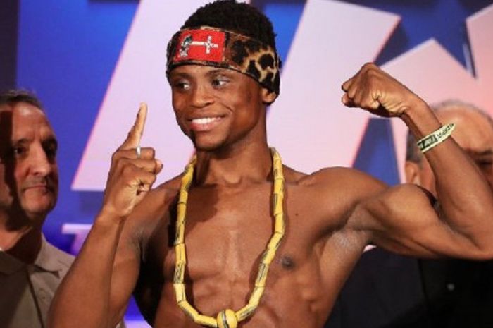 Petinju divisi bantam-super nomor satu Ghana, Isaac Dogboe, berpose saat timbang badan.