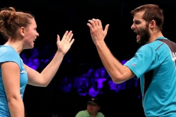 Ganda campuran Prancis, Ronan Labar/Audrey Fontaine merayakan kemenangan mereka atas Lu Kai/Huang Yaqiong pada babak perempat final Denmark Open yang berlangsung di Odense Sports Park (19/10/2017).