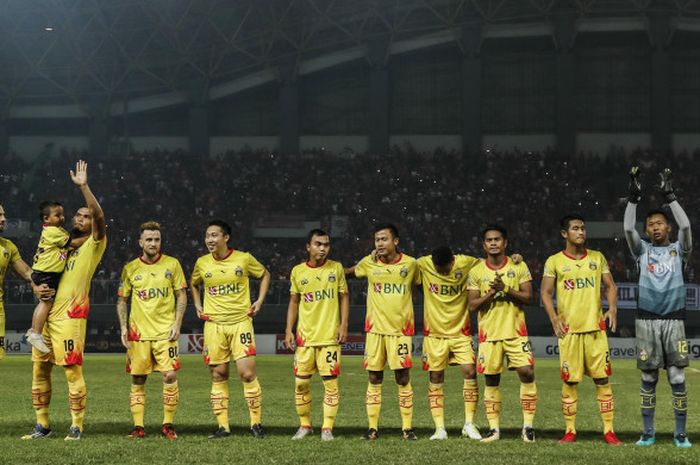 Para pemain Bhayangkara FC memberikan penghormatan pada penonton pada laga pekan pamungkas lawan Persija di Stadion Patriot, Kota Bekasi, Minggu (12/11/2017) malam. 