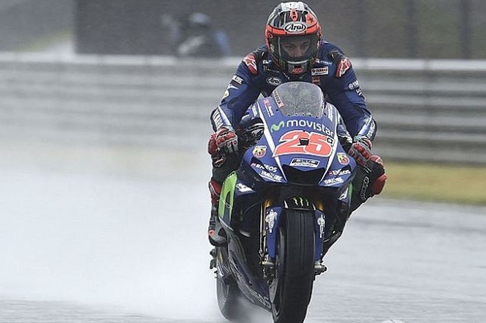 Maverick Vinales melintasi trek basah dalam latihan bebas kedua MotoGP Jepang 2017 di Sirkuit Twin Ring Motegi, Motegi, Jepang, Jumat (13/10/2017) siang WIB.