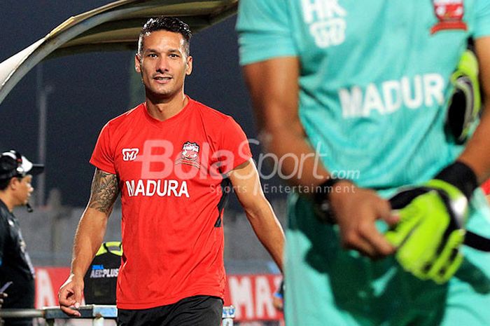 Gelandang Madura United, Raphael Maitimo, saat melakukan pemanasan menjelang laga pekan ke-12 Liga 1 2018 melawan Bali United di Stadion Gelora Bangkalan, Jawa Timur, Minggu (03/06/2018).