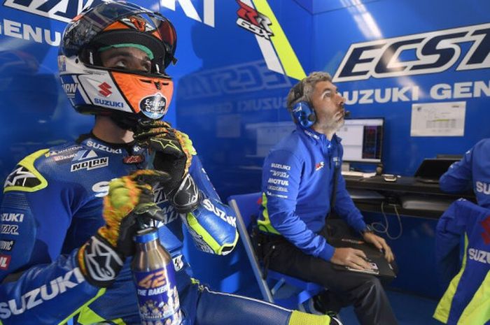 Pebalap Suzuki Ecstar, Alex Rins, bersiap-siap sebelum menjalani balapan seri keempat MotoGP Spanyol di Sirkuit Jerez Angel Nieto, Spanyol (6/5/2018).