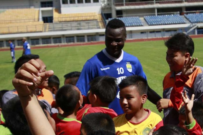 Anak-anak menyerbu sesi latihan pemain Persib Bandung, di Stadion Gelora Bandung Lautan Api, Kamis (2/8/2018).