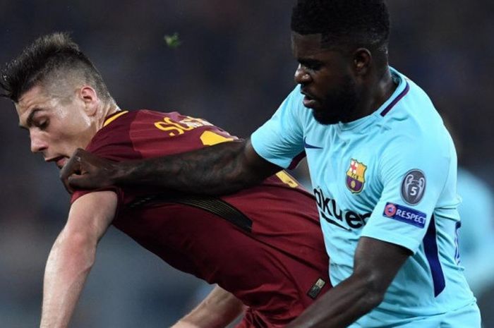 Striker AS Roma, Patrik Schick (kiri), berduel dengan bek FC Barcelona, Samuel Umtiti, dalam partai Liga Champions di Stadion Olimpico, Roma, 10 April 2018.