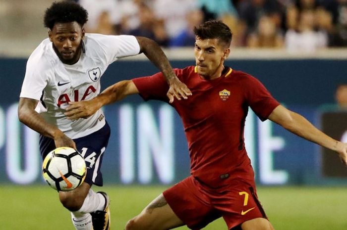 Aksi gelandang AS Roma, Lorenzo Pellegrini (kanan), saat berduel dengan pemain Tottenham Hotspur, Georges-Kevin Nkoudou, dalam pertandingan pramusim bertajuk International Champions Cup di Stadion Red Bull Arena, Harrison, Amerika Serikat, pada 25 Juli 2017.