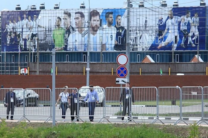 Poster Timnas Argentina  di salah satu sudut Bronnitsy, kota yang menjadi markas Lionel Messi dkk. di Piala Dunia 2018.