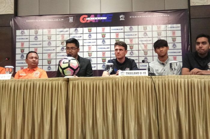 Pelatih Borneo FC U-19 Ricky Nelson dan pelatih Thailand U-19 Marc Alavedra Palacios saat sesi konferensi pers di Hotel Midtown, Samarinda, Kalimantan Timur, Selasa (10/10/2017). 