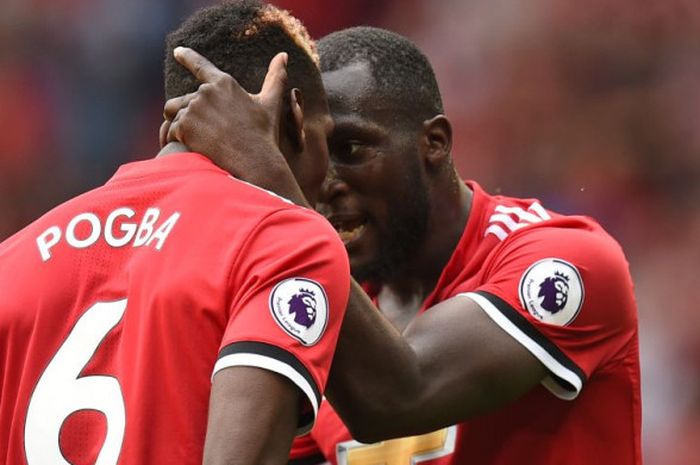 Pemain Manchester United, Romelu Lukaku dan Paul Pogba, berbicara pada laga Inggris kontra West Ham United di Old Trafford, Manchester, 13 Agustus 2017.