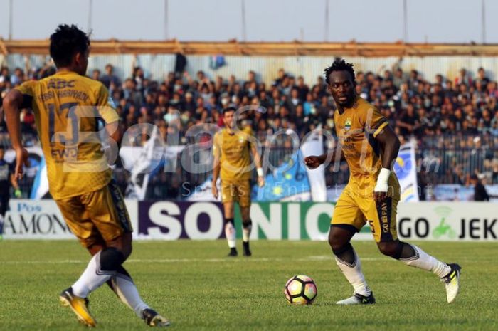  Pemain Persib, Michael Essien dan Febri Haryadi, beraksi pada laga Liga 1 kontra Persela Lamongan di Stadion Surajaya, Lamongan, pada Minggu (22/10/2017). 