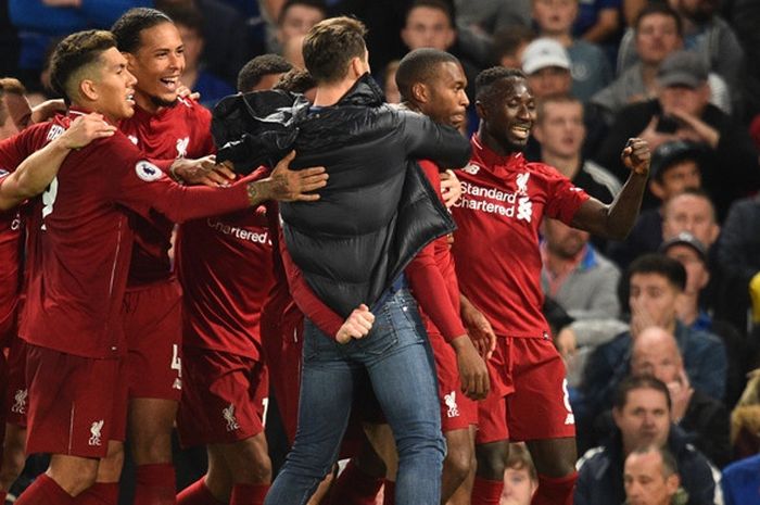 Penyerang Liverpool, Daniel Sturridge (kedua dari kanan), merayakan gol yang dicetak ke gawang Chelsea dalam laga Liga Inggris di Stadion Stamford Bridge, London, Inggris pada 29 September 2018.