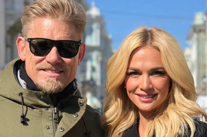 Victoria Lopyreva (kanan) bersama Peter Schmeichel