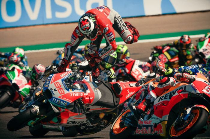 Jorge Lorenzo terjatuh sesaat setelah start di MotoGP Aragon, Minggu (23/9/2018) di Sirkuit Aragon, Spanyol.