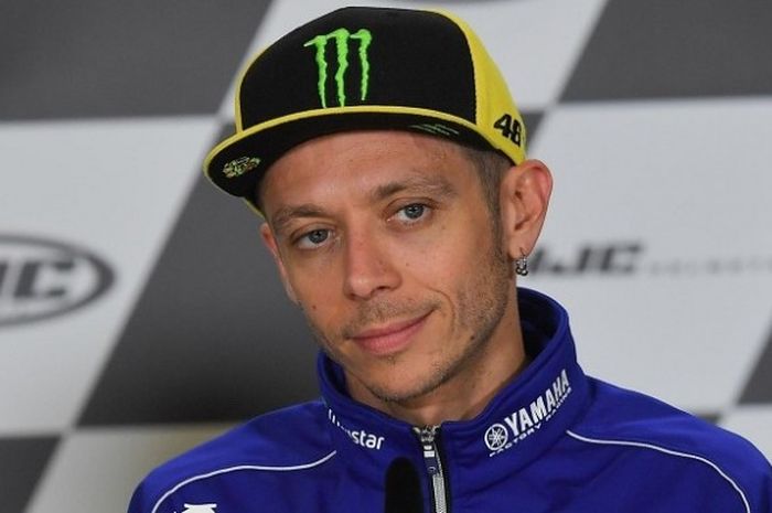 Pebalap Movistar Yamaha, Valentino Rossi bereaksi pada konferensi pers seusai kualifikasi GP Prancis di Sirkuit Le Mans, Sabtu (20/5/2017).