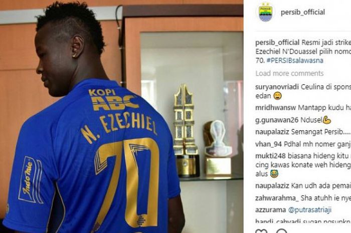 Ezechiel N Douassel Mengenakan Jersey Persib dengan Nomor Punggung 70.