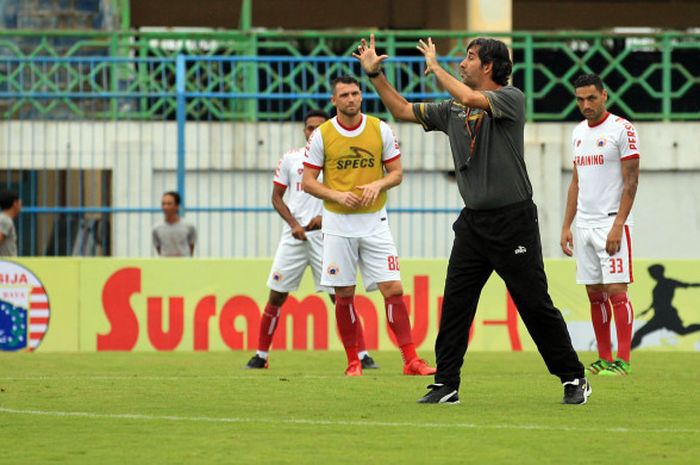 Pelatih Persija Jakarta, Stefano Cugurra, memimpin sesi latihan timnya di Stadion Gelora Bangkalan, Madura, Minggu (7/1/2018) sore WIB.