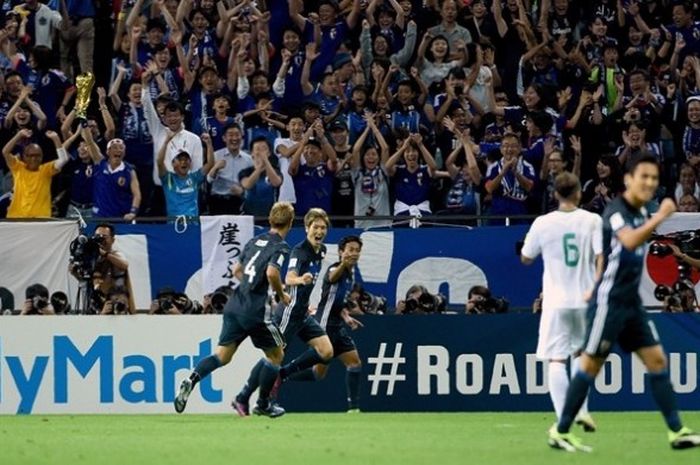 Penyerang tim nasional Jerpang, Genki Haraguchi (tengah), meluapkan kegembiraannya usai mencetak gol ke gawang Irak pada pertandingan kualifikasi Piala Dunia 2018, Kamis (6/10/2016).