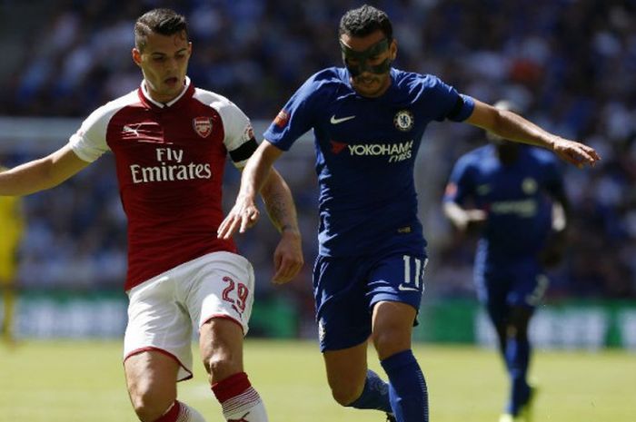 Gelandang Arsenal, Granit Xhaka, berduel dengan pemain Chelsea, Pedro Rodriguez, pada laga Community Shield Arsenal kontra Chelsea di Stadion Wembley, London, pada 6 Agustus 2017.