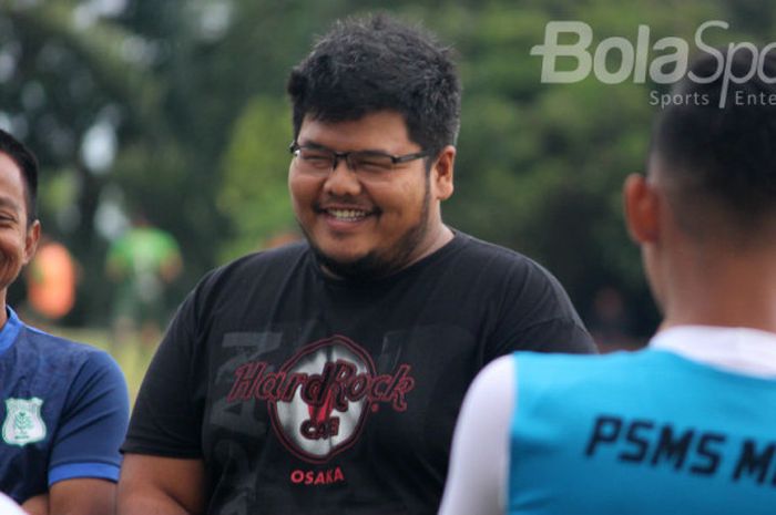 Manajer PSMS Medan, Tengku Edriansyah, saat memberikan motivasi kepada pemain, Jumat (19/1/2018) di lapangan Scapa AD.