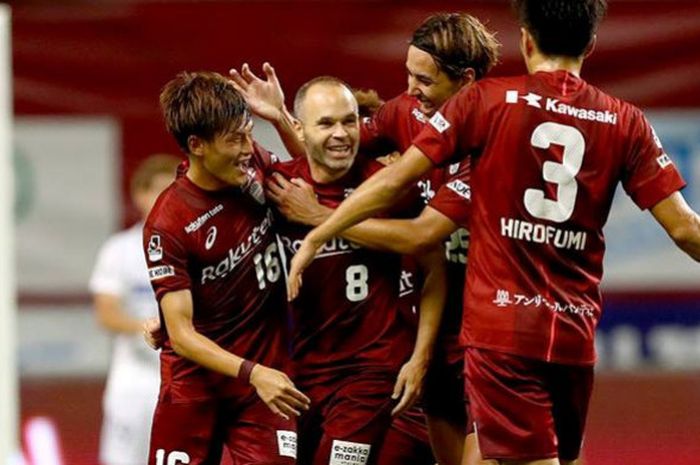 Gelandang asal Spanyol, Andres Iniesta (8) dikerubungi para pemain Vissel Kobe seusai membobol gawang Sanfrecce Hiroshima pada laga Liga Jepang 1 2018 di Stadion Noevir, Kobe pada 15 Agustus 2018. 