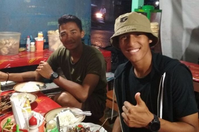 Hanif Sjahbandi dan Bagas Adi Nugroho saat mengunjungi salah satu kuliner di Solo, Sabtu (3/2/2018).