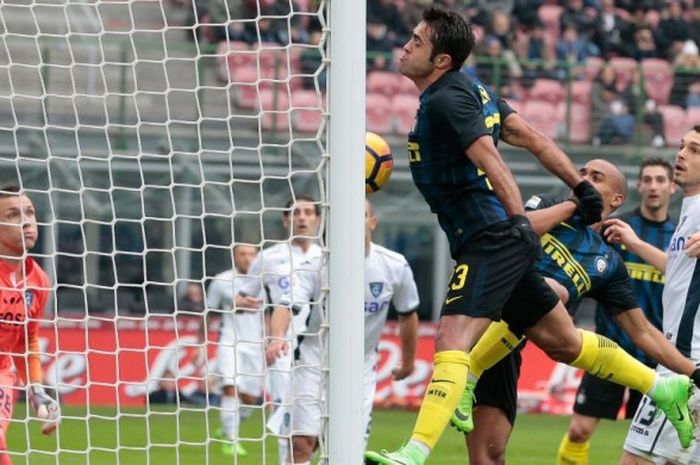 Aksi striker Inter Milan, Eder Citadin Martins (atas), saat mencetak gol ke gawang Empoli menggunakan dadanya pada pertandingan Serie A 2016-2017 di Stadio Giuseppe Meazza, Milan, Italia, pada Minggu (12/2/2017).