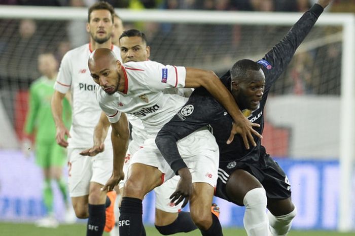 Aksi striker Manchester United, Romelu Lukaku (kanan), saat berduel dengan gelandang Sevilla, Steven N'Zonzi (kiri), dalam laga leg 1 babak 16 besar Liga Champions 2017-2018 di Stadion Ramon Sanchez Pizjuan, Sevilla, Spanyol, pada Rabu (21/2/2018).