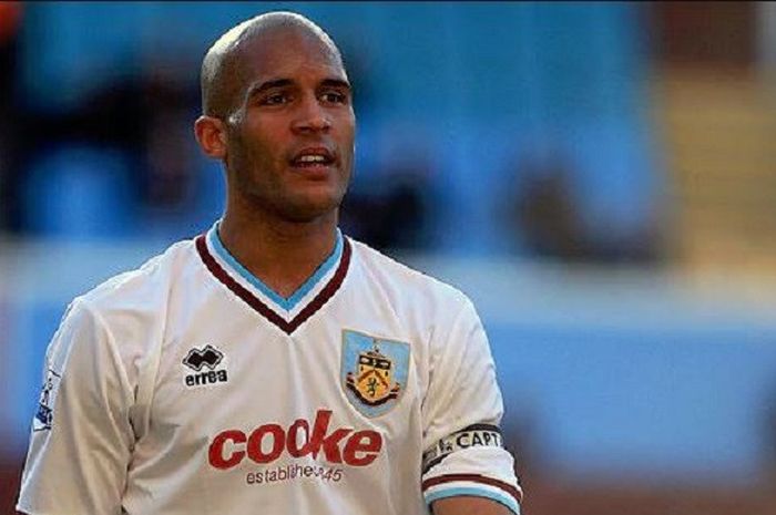 Mantan bek Burnley, Clarke Carlisle.