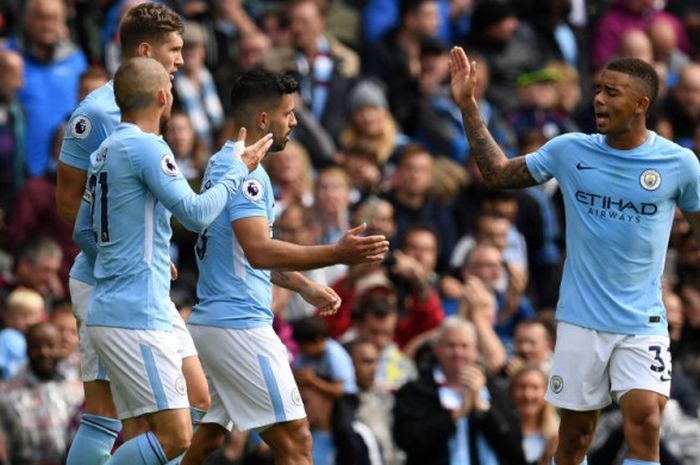 Penyerang Manchester City, Sergio Aguero, merayakan golnya dengan Gabriel Jesus dan para pemain City lain pada laga Liga Inggris melawan Liverpool di Stadion Etihad, Manchester, 9 September 2017