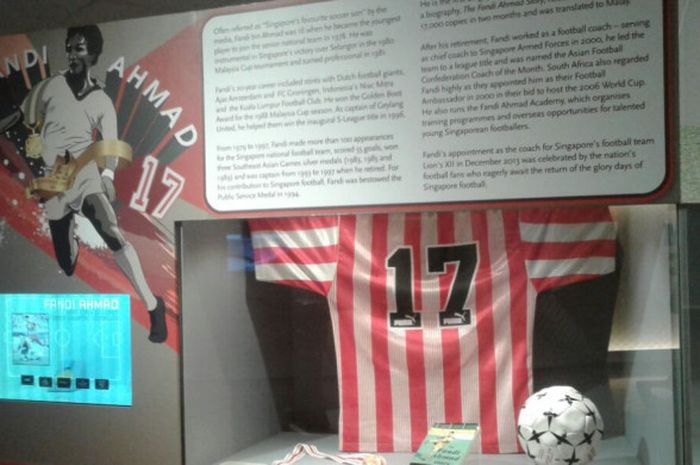 Koleksi memorabilia Fandi Ahmad di Museum Nasional Singapura.