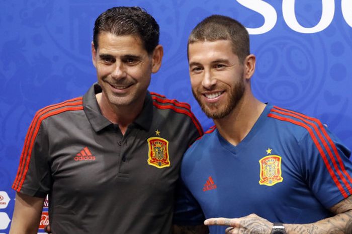 Pelatih timnas Spanyol, Fernando Hierro (kiri) bersama kapten Sergio Ramos dalam jumpa pers di Fisht Olympic Stadium, Sochi, 14 Juni 2018, 