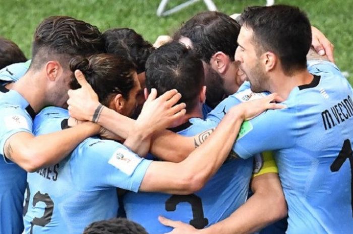 Para pemain Uruguay merayakan gol Luis Suarez ke gawang Arab Saudi pada pertandingan Grup A Piala Dunia 2018, 19 Juni 2018. 