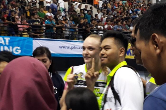 Pemain Jakarta Pertamina Energi, Anna Stepaniuk, diserbu pemenang usai grand final Proliga 2018 di Sasana Amongrogo, Minggu (15/4/2018).