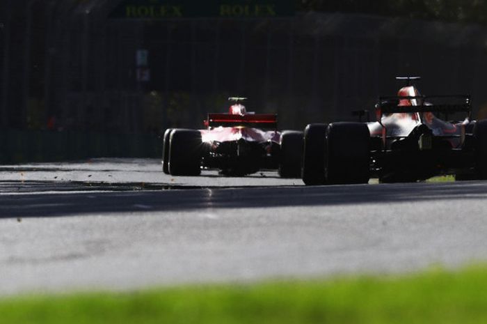 Pebalap Red Bull Racing, Daniel Ricciardo, membuntuti Kimi Raikkonen (Ferrari) pada seri balap GP Australia di Sirkuit Melbourne, Australia, Minggu (25/3/2018).