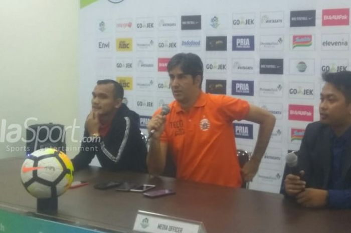 Gelandang  Riko Simanjuntak dan pelatih Persija Jakarta, Stefano Cugurra saat memberikan keterangan pers seusai laga kontra Persib Bandung, di Stadion Gelora Bandung Lautan Api, Minggu (23/9/2018).