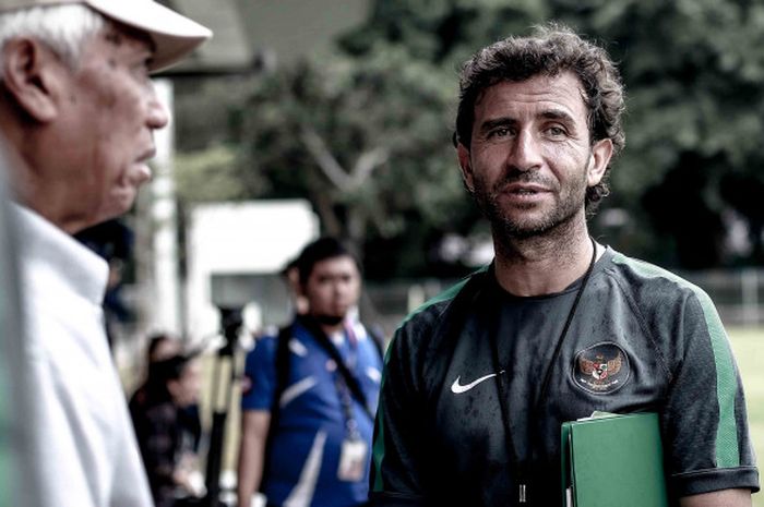 Pelatih Timnas Indonesia, Luis Milla saat menjalani pemusatan latihan timnas U-23 Indonesia di lapangan ABC Senayan, Jakarta.