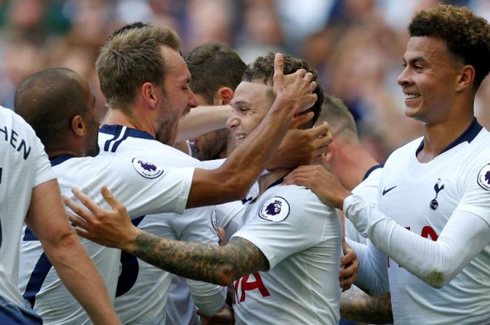   Bek Tottenham Hotspur, Kieran Trippier (kedua dari kanan), merayakan golnya bersama Dele Alli dalam laga Liga Inggris kontra Fulham di Stadion Wembley, London pada 18 Agustus 2018.  