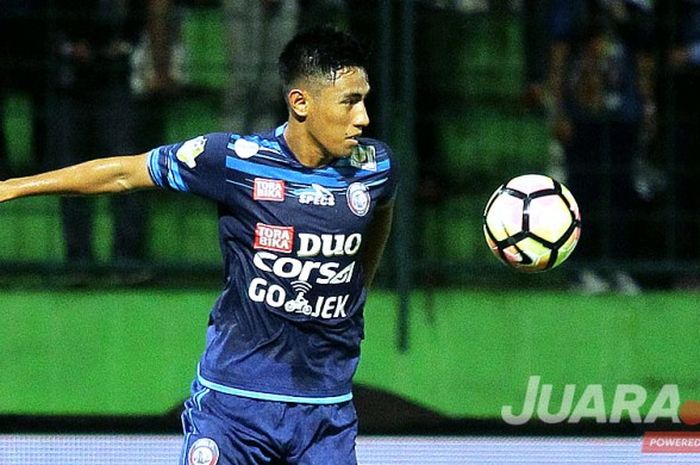 Gelandang Arema FC, Hanif Sjahbandi, mengontrol bola saat tampil melawan Mitra Kukar dalam laga lanjutan Liga 1 pekan ke-8 di Stadion Gajayana Malang, Jawa Timur (28/05/2017) Minggu malam.