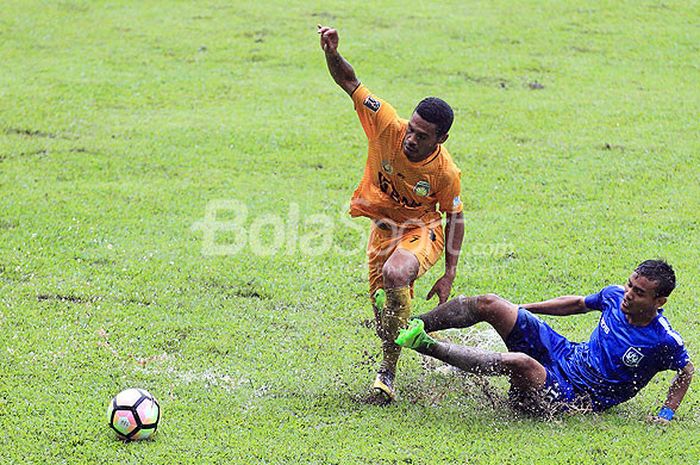 Gelandang PSIS Semarang, Komarudin (kanan), berupaya menghentikan pergerakan gelandang Bhayangkara FC, Vendry Mofu, pada laga pertama Grup E Piala Presiden 2018 di Stadion Gajayana Malang, Jawa Timur, Sabtu (20/01/2018) sore.