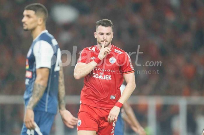   Penyerang Persija Jakarta, Marko Simic, merayakan gol ke gawang Arema FC pada laga Liga 1 2018 di Stadion Utama GBK pada Sabtu (31/3/2018).  