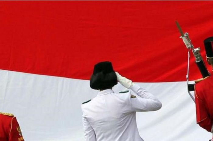 Pasukan Paskibraka bertugas menaikan Bendera Merah Putih dalam Upacara Peringatan Detik-detik Proklamasi HUT ke-70 RI di Istana Merdeka, Senin (17/8/2015).