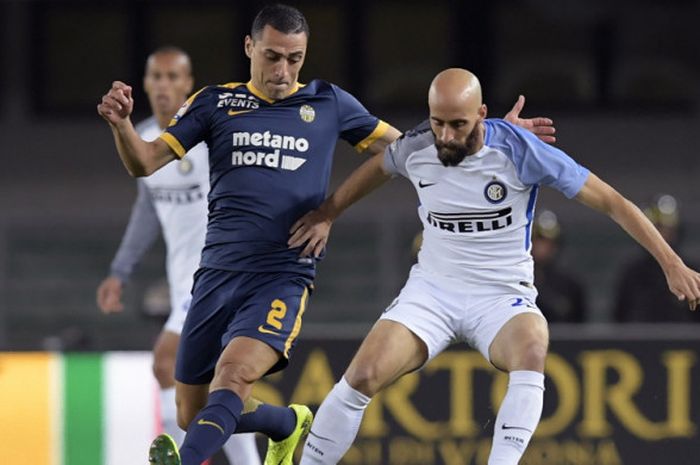 Aksi gelandang Inter Milan, Borja Valero (kanan), saat mempertahankan bola dari incaran bek Hellas Verona, Romulo, dalam laga Liga Italia 2017-2018 di Stadio Marc'Antonio Bentegodi, Verona, Italia, pada Senin (30/10/2017).