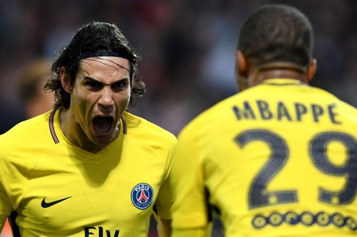 Striker Paris Saint-Germain, Edinson Cavani, merayakan golnya bersama Kylian Mbappe dalam laga Liga Prancis kontra Angers di Stadion Raymond Kopa, Angers, pada 4 November 2017.