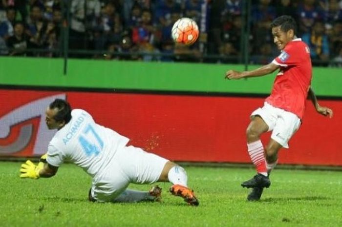 Aksi gelandang Persija, Ramdani Lestaluhu (kanan), yang sempat merepotkan kiper Arema, Ahmad Kurniawan di Stadion Gajayana, Kota Malang, Selasa (18/10/2016) malam.