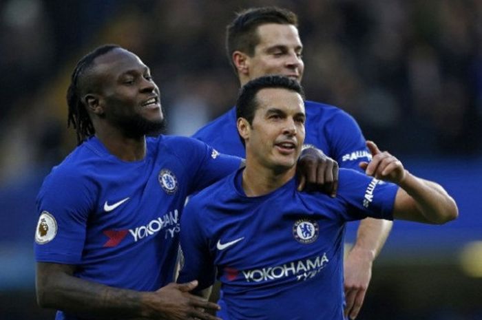 Gelandang Chelsea, Pedro Rodriguez, melakukan selebrasi bersama rekan setimnya, Victor Moses (kiri), seusai mencetak gol ke gawang Stoke City pada laga Premier League, di Stadion Stamford Bridge, Sabtu (30/12/2017).