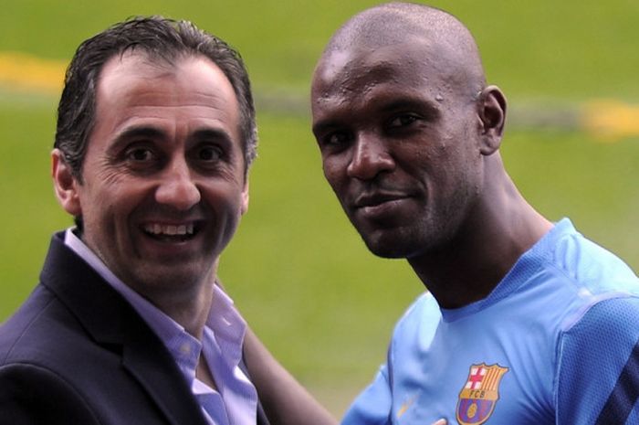 Staf pelatih FC Barcelona, Manuel Estiarte (kiri), berfoto bersama bek Eric Abidal di tengah-tengah sesi latihan jelang laga Liga Champions kontra AC Milan tim di Stadion Camp Nou, Barcelona, Spanyol, pada 12 April 2012.