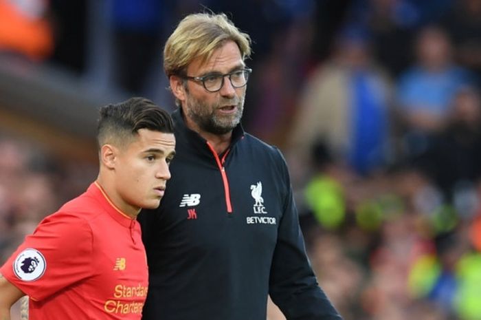 Pelatih Liverpool, Juergen Klopp (kanan), berbicara dengan Philippe Coutinho 