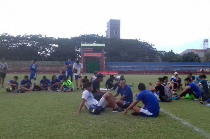 Pemain Persib Bandung harus bertahan di Stadion Mattoangin, Makassar, setelah diduga mendapat ancaman dari luar stadion. 