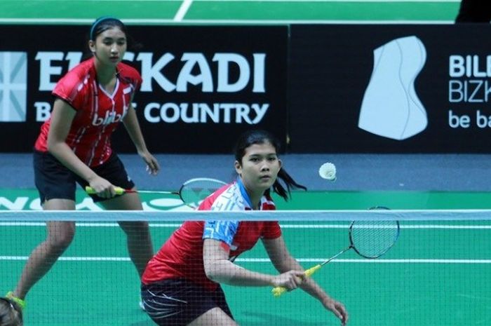 Pasangan ganda putri Indonesia, Yulfira Barkah/Jauza Fadhila Sugiarto, sedang mengembalikan kok saat menghadapi Ines Castillo/Paula La Torre Regal (Peru).Yulfira/Jauza menang 21-7, 21-11 atas Ines/Paula pada laga babak kedua Kejuaraan Dunia Junior 2016 yang berlangsung di Bilbao Arena, Spanyol Rabu (9/11/2016) waktu setempat.