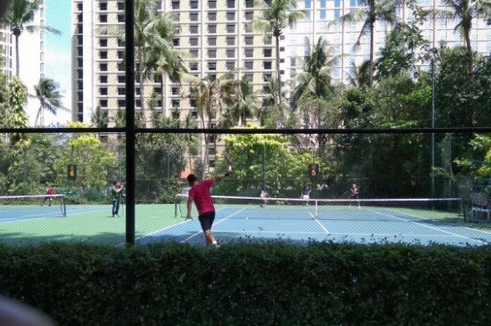 Tim Piala Davis Indonesia sedang menjalani latihan di lapangan tenis Sultan, Jkaarta, Kamis (4/1/2017).