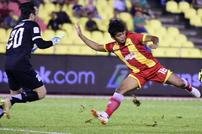 Aksi penyerang Selangor FA, Ilham Udin saat mencoba mengelabuhi kiper Melaka United, Khairul Fahmi Che Mat pada lanjutan Liga Super Malaysia 2018 di Stadion Hang Jebat, Krubong, 21 Juli 2018. 